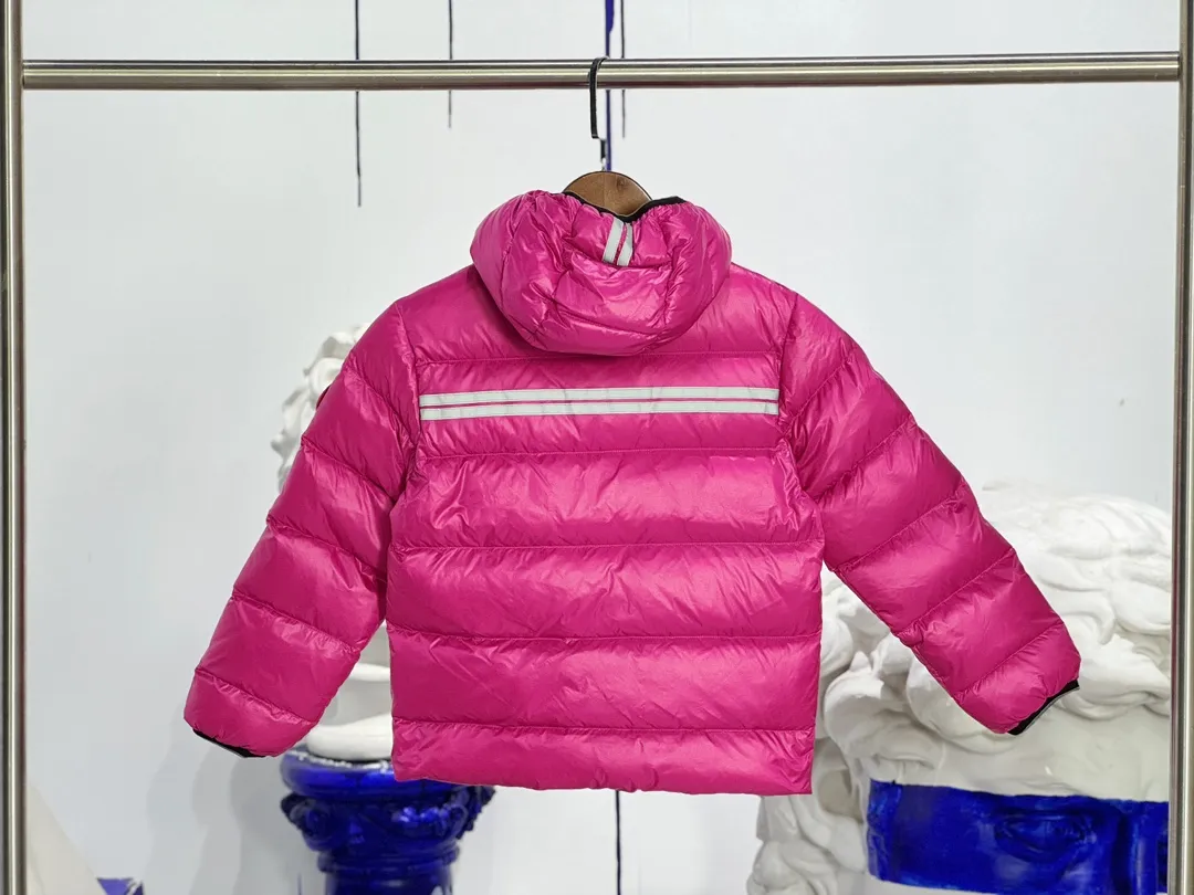 P640 CANADA GOOSE Canada Goose Crofton Children's Down Hoodie Big Goose Down Jacket 5460K Product Features ·This style uses thin channel-filled structural filling: 750-fill duck down, with lightweight fabrics and trims, lightweight and warm, allowing you to move freely ·Decorated with iconic double-stripe reflective details on the back ·Adjustable down hood sewn with reflective trim to enhance warmth and better protect against bad weather ·A weatherproof placket is designed under the two-way zipper to prevent wind and keep warm. The zipper opens from the bottom for increased range of motion and improved breathability. Power Stretch® reflective cuffs are stylish and lightweight, adding wind protection and warmth and making you more visible in low-light environments. Goose I.D. heritage label on the inside. 2 exterior pockets: Hand pockets with zipper closure and tricot fabric at the joints for softness and warmth.